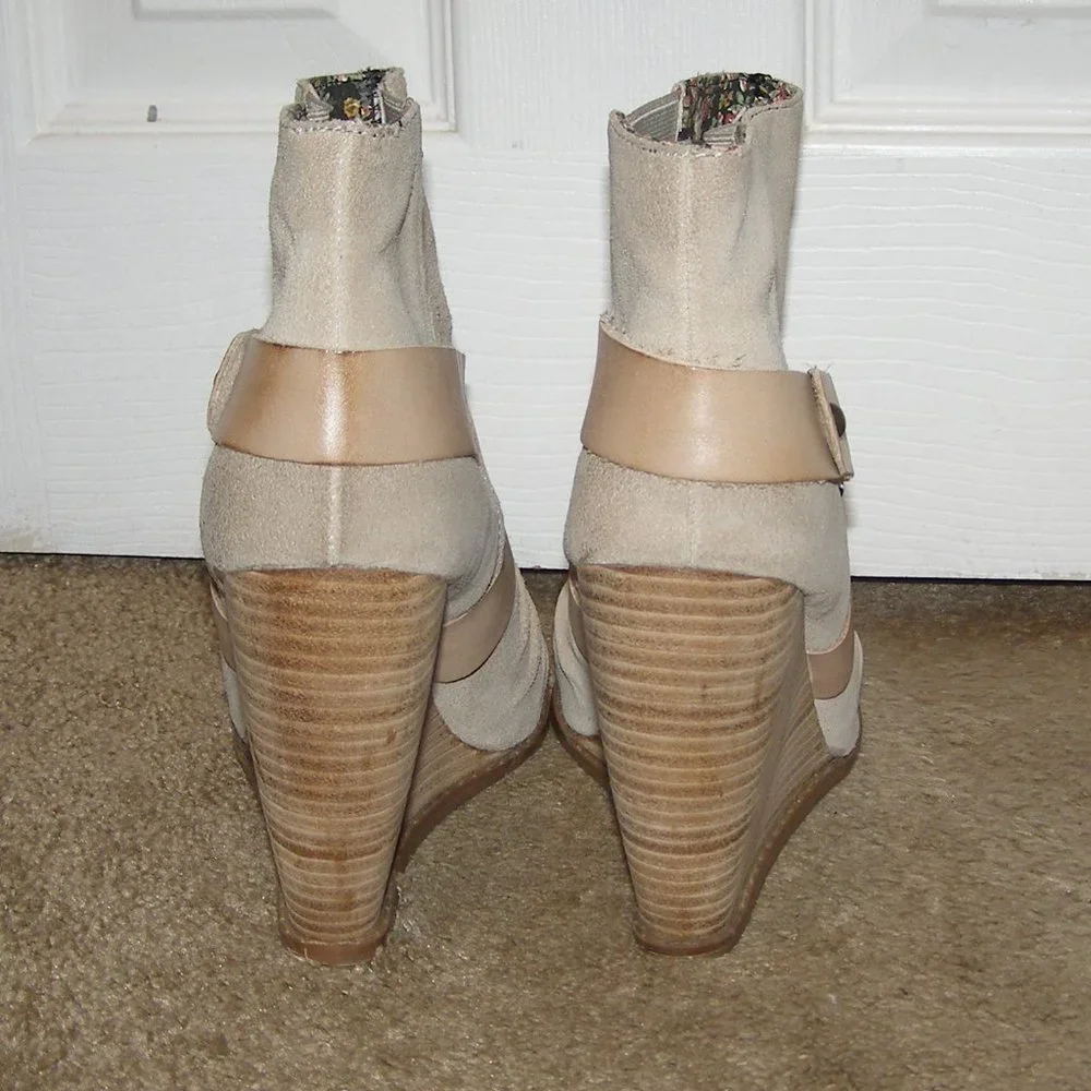 size 9 Seychelles Slip on Beige Wedge Booties